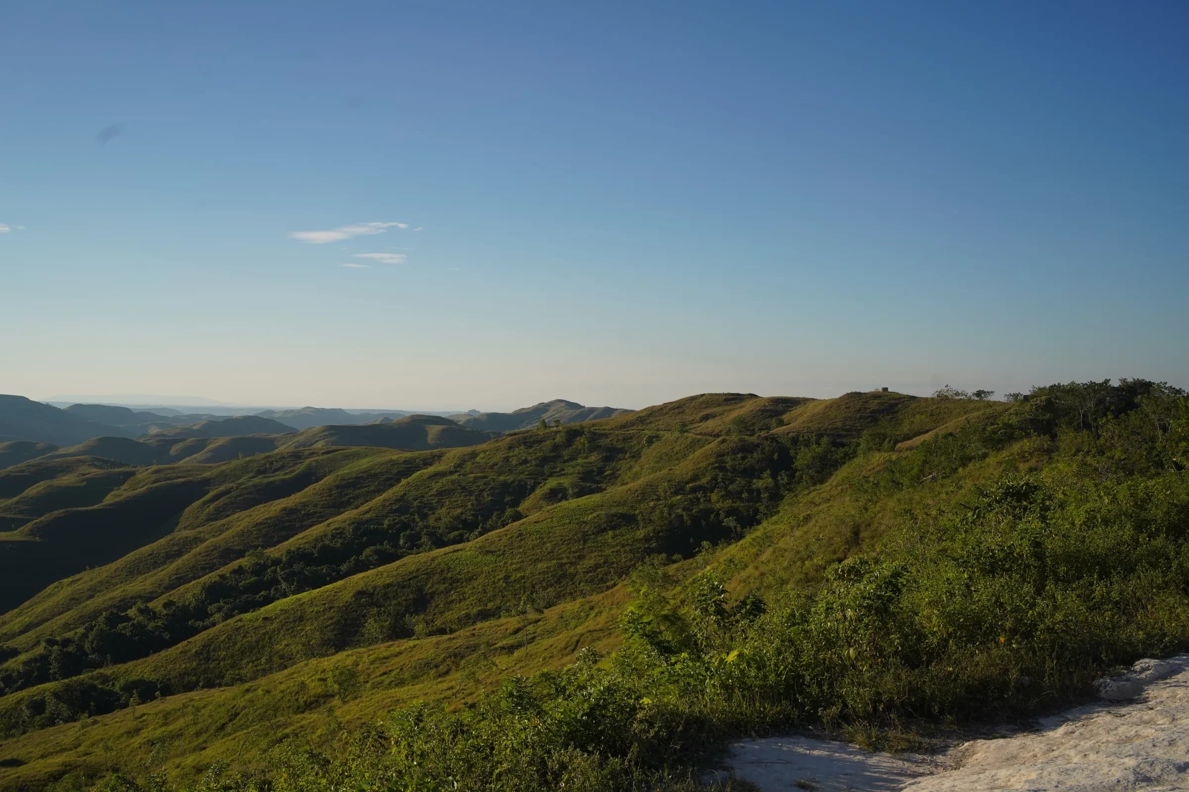 Perbukitan Wairinding di Sumba Timur, membentang hingga garis horizon.